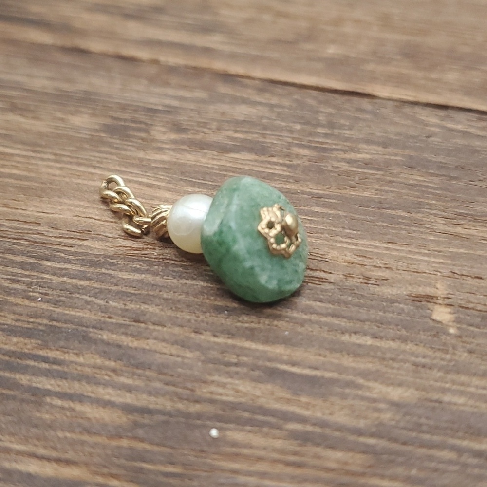 Jade and freshwater‎ pearl necklace pendant